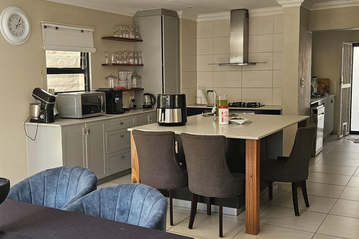 Elegant 5 Bedroom Family Home in Prime Hurlingham. A Rare Executive Opportunity - Photo 4