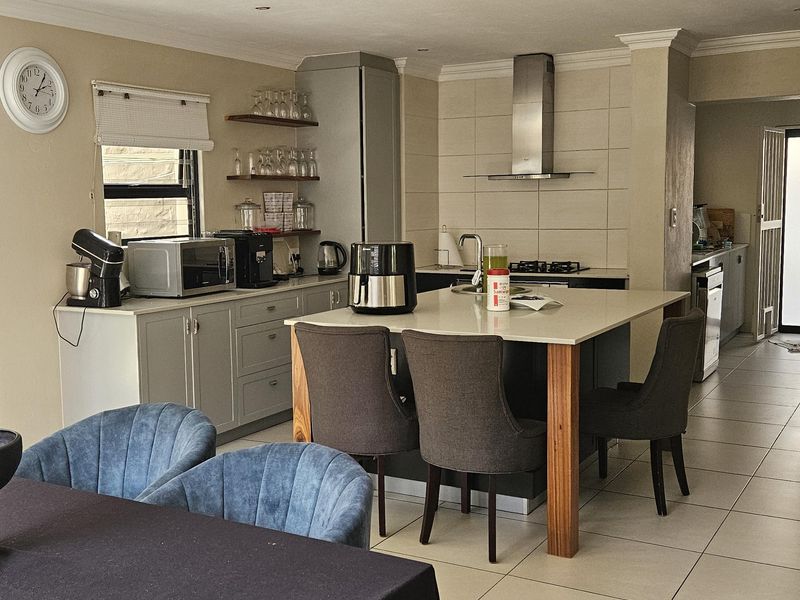 Elegant 5 Bedroom Family Home in Prime Hurlingham. A Rare Executive Opportunity - Photo 4