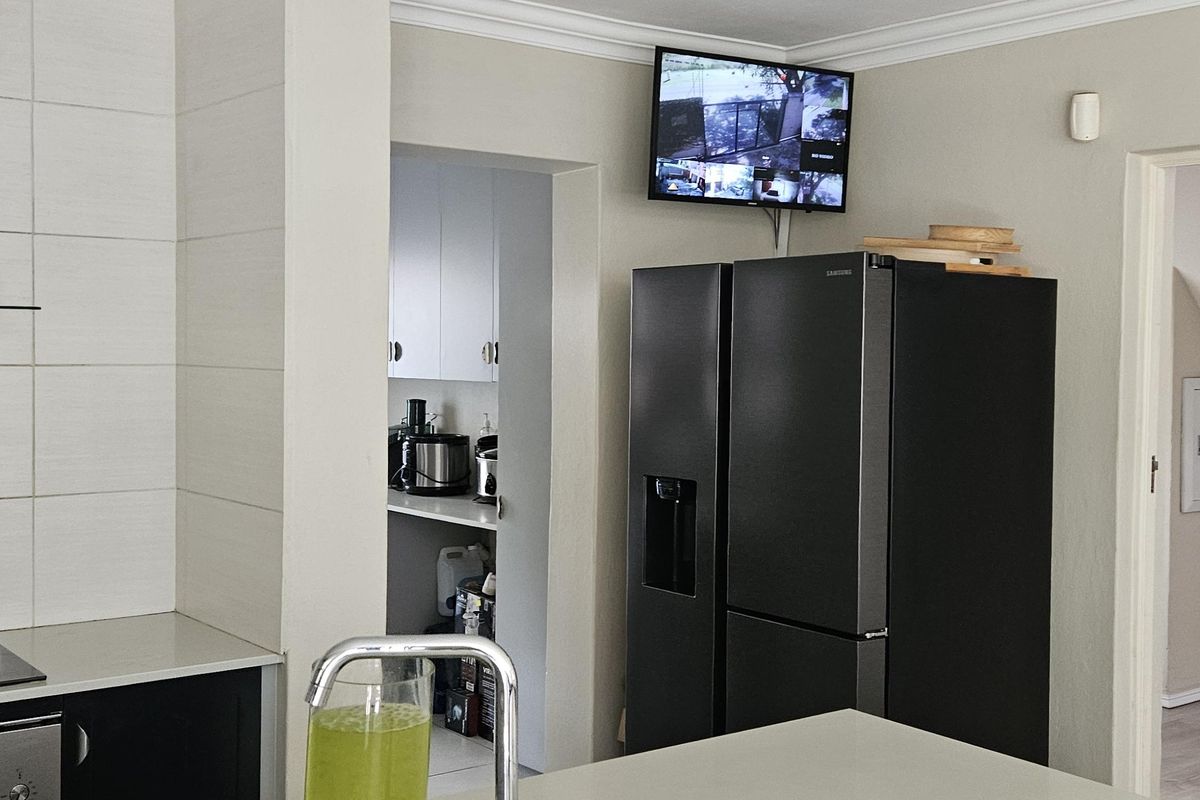 Elegant 5 Bedroom Family Home in Prime Hurlingham. A Rare Executive Opportunity - Photo 5