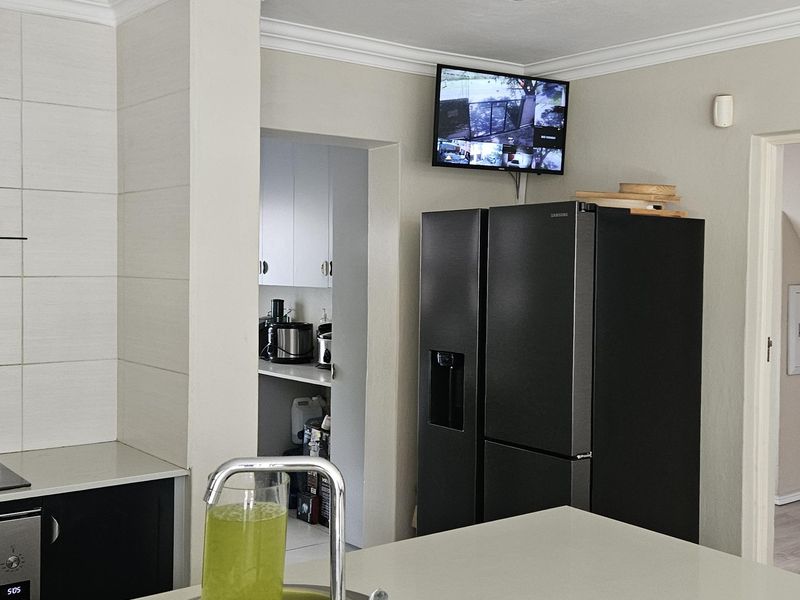 Elegant 5 Bedroom Family Home in Prime Hurlingham. A Rare Executive Opportunity - Photo 5