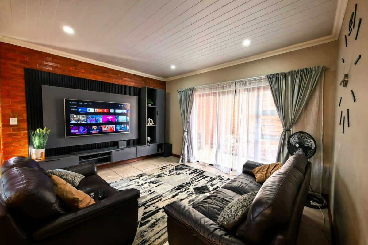 Modern 2-Bedroom, 2-Bathroom Townhouse - Photo 2