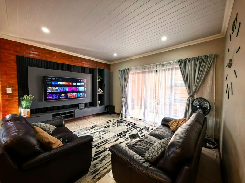 Modern 2-Bedroom, 2-Bathroom Townhouse - Photo 2