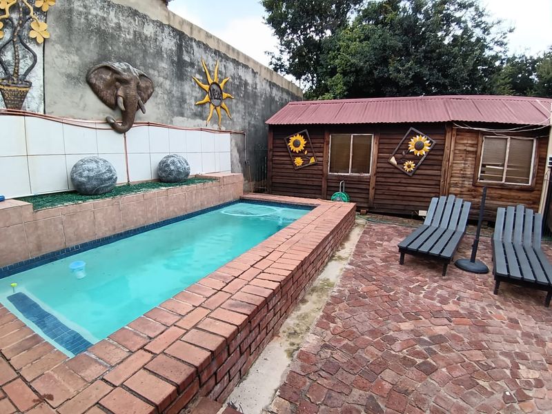 Stunning 4- Bedroom Home with Modern Finishes & Income -Generating - Photo 4