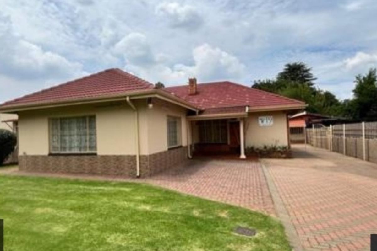 Stunning 4- Bedroom Home with Modern Finishes & Income -Generating - Photo 2