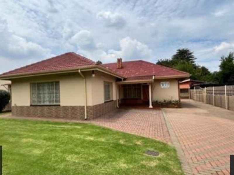 Stunning 4- Bedroom Home with Modern Finishes & Income -Generating - Photo 2