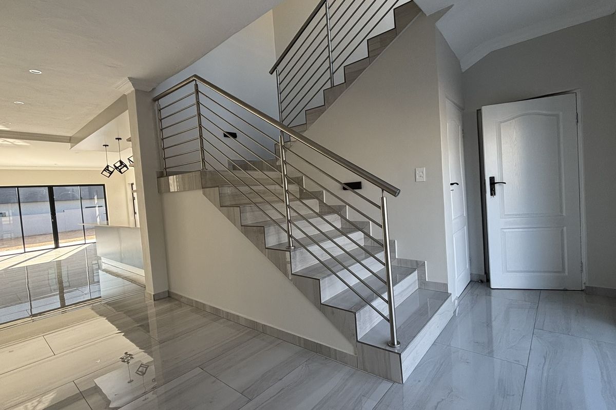 MODERN FAMILY HOME, LUXURIOUS AND CONVENIENT! - Photo 4