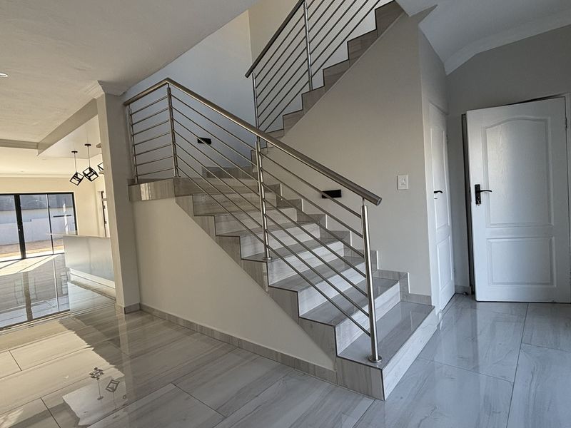 MODERN FAMILY HOME, LUXURIOUS AND CONVENIENT! - Photo 4