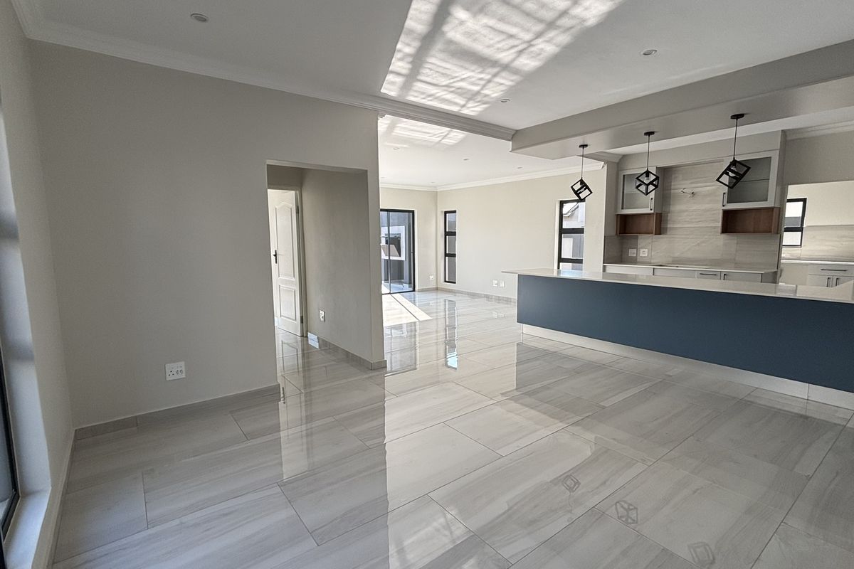 MODERN FAMILY HOME, LUXURIOUS AND CONVENIENT! - Photo 5