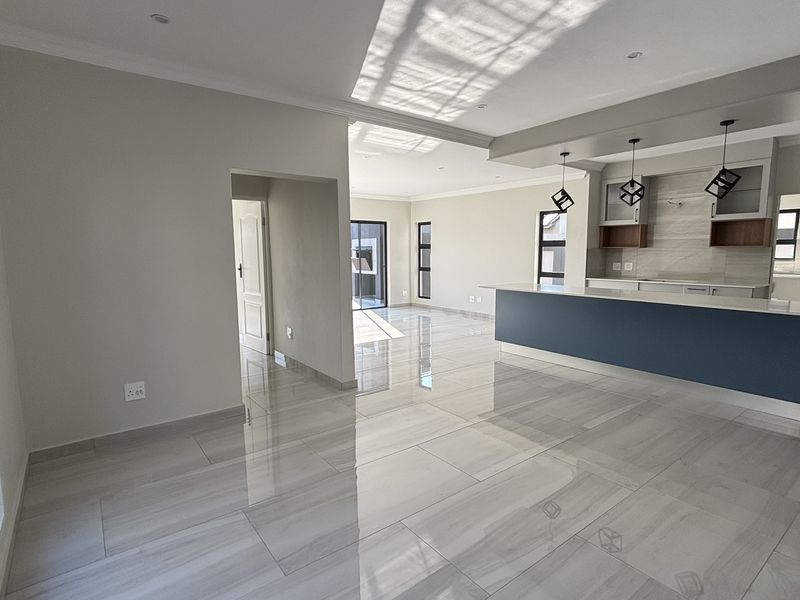 MODERN FAMILY HOME, LUXURIOUS AND CONVENIENT! - Photo 5