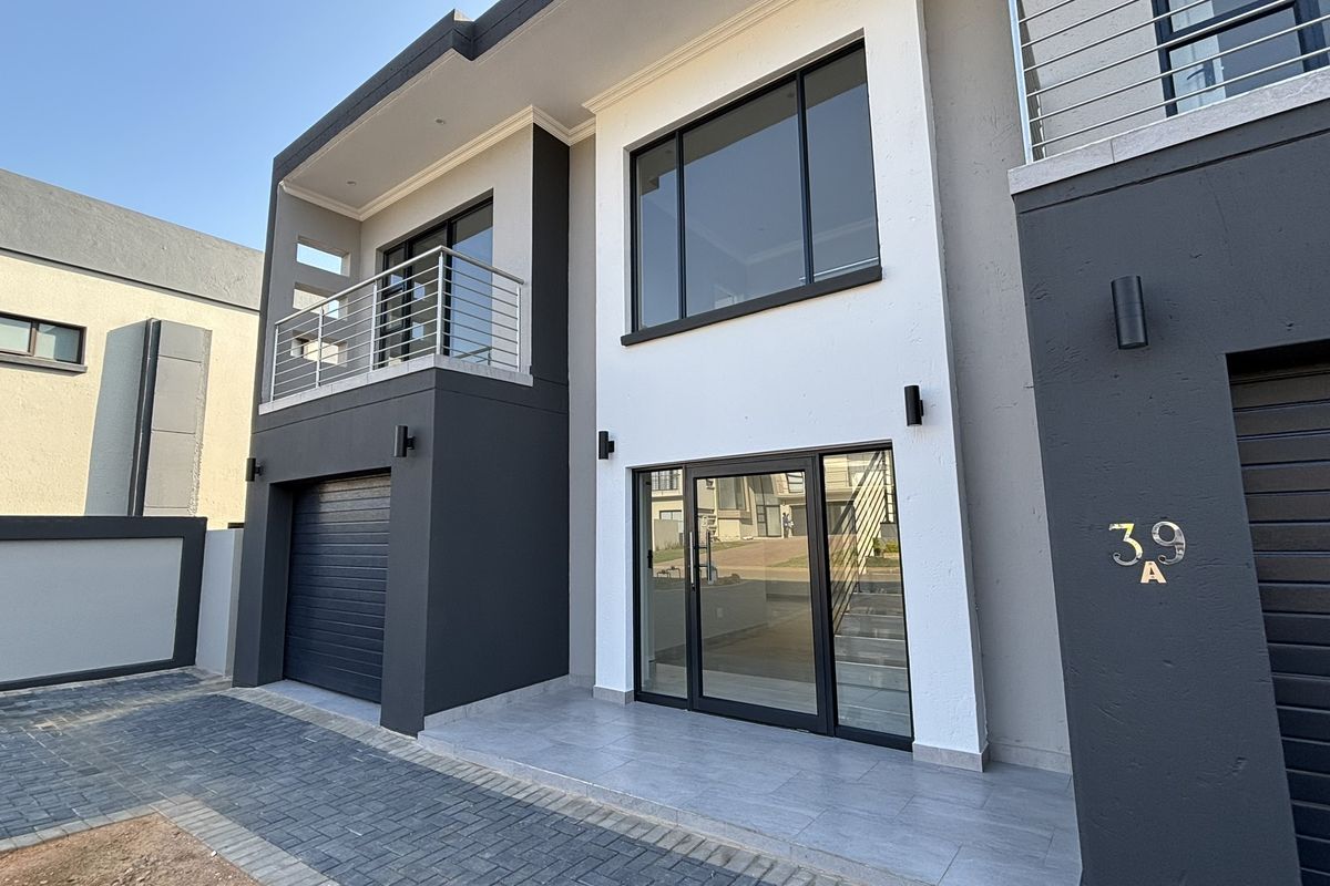 MODERN FAMILY HOME, LUXURIOUS AND CONVENIENT! - Photo 2