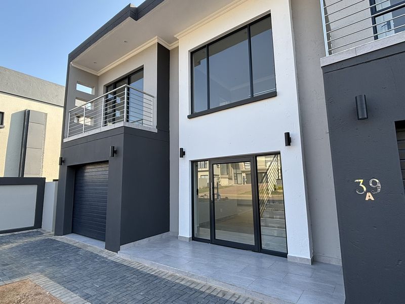 MODERN FAMILY HOME, LUXURIOUS AND CONVENIENT! - Photo 2