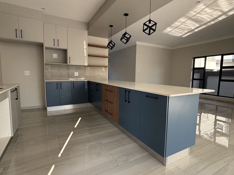 MODERN FAMILY HOME, LUXURIOUS AND CONVENIENT! - Photo 9