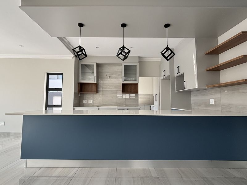 MODERN FAMILY HOME, LUXURIOUS AND CONVENIENT! - Photo 8