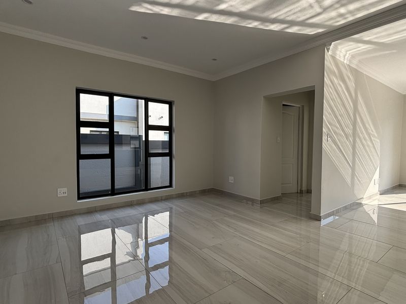 MODERN FAMILY HOME, LUXURIOUS AND CONVENIENT! - Photo 7