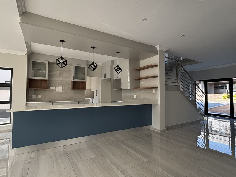 MODERN FAMILY HOME, LUXURIOUS AND CONVENIENT! - Photo 6