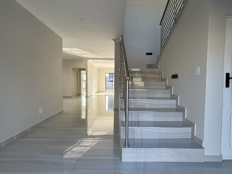 MODERN FAMILY HOME, LUXURIOUS AND CONVENIENT! - Photo 3