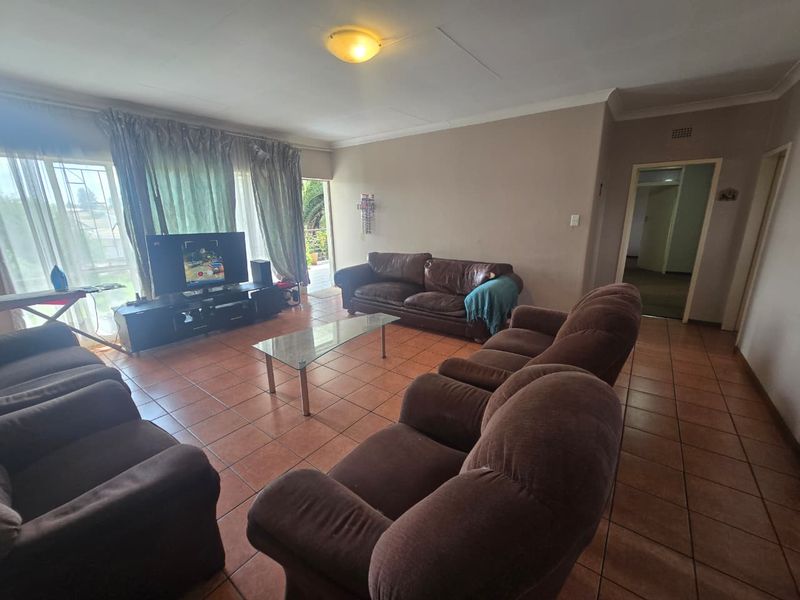 Charming, Spacious First-Floor Flat in Three Rivers Proper with River Views. - Photo 7