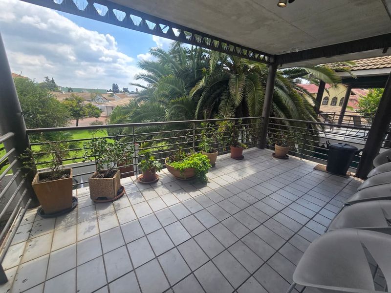 Charming, Spacious First-Floor Flat in Three Rivers Proper with River Views. - Photo 4