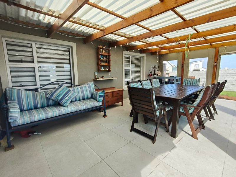 Modern Family Home with Excellent Features - Photo 7