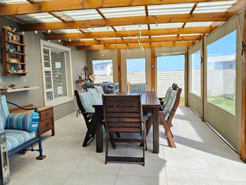 Modern Family Home with Excellent Features - Photo 6