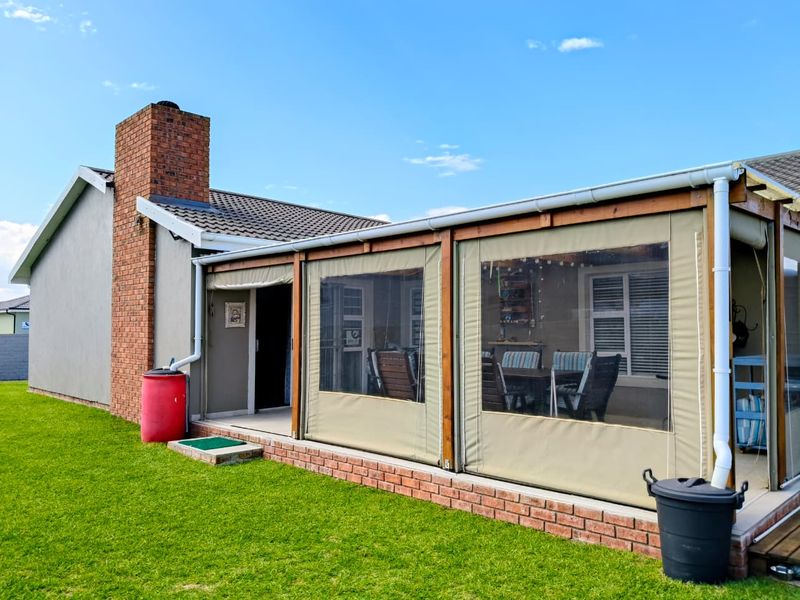 Modern Family Home with Excellent Features - Photo 4