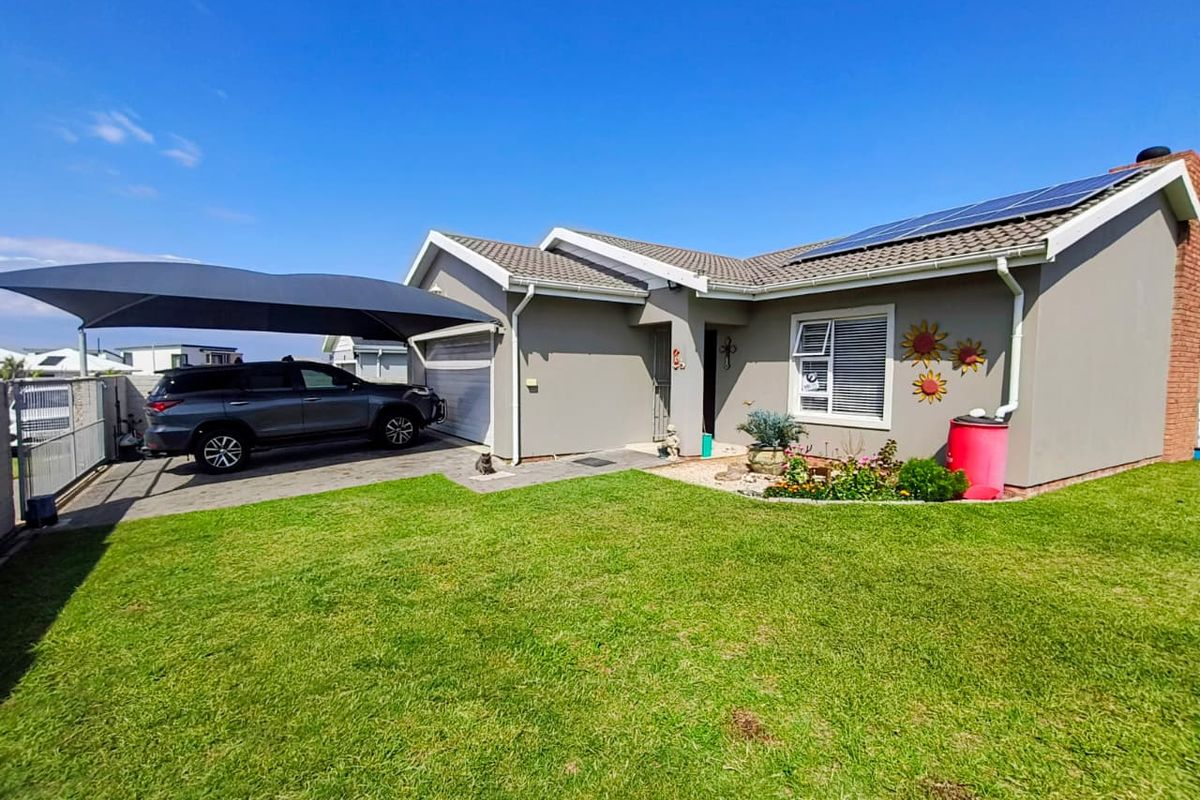 Modern Family Home with Excellent Features - Photo 2