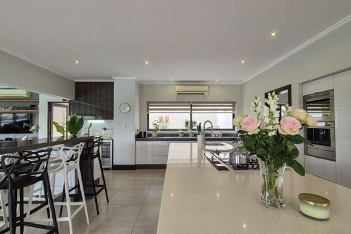 Luxurious 5-Bedroom Home in Simbithi Eco Estate, Ballito - Photo 5