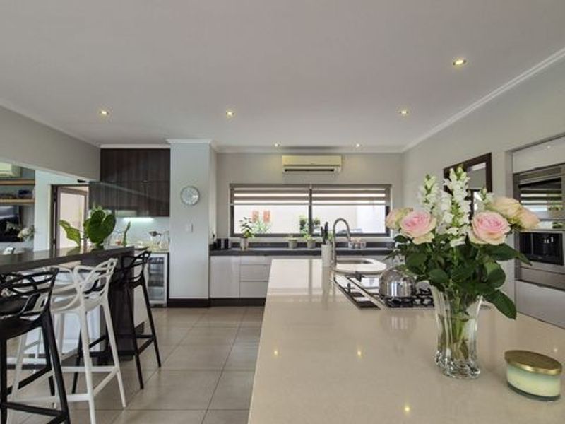 Luxurious 5-Bedroom Home in Simbithi Eco Estate, Ballito - Photo 5