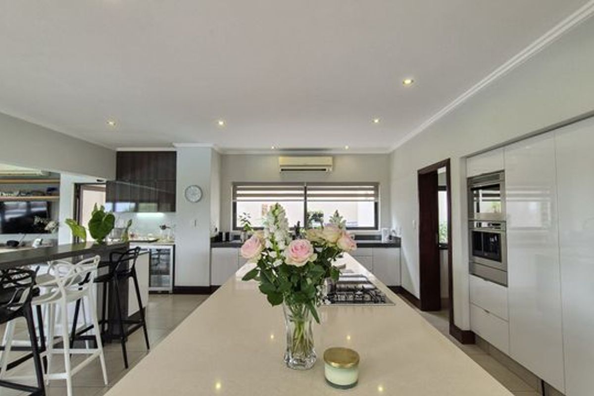 Luxurious 5-Bedroom Home in Simbithi Eco Estate, Ballito - Photo 4