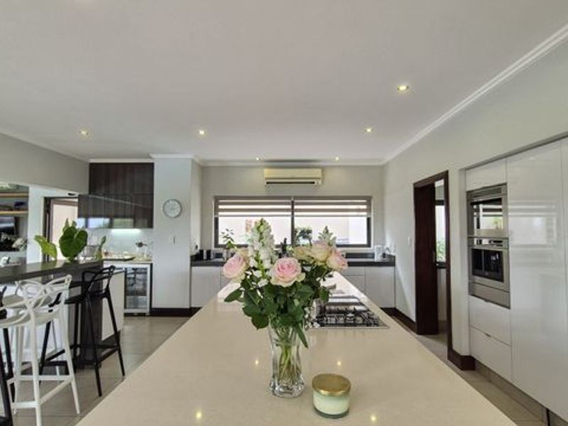 Luxurious 5-Bedroom Home in Simbithi Eco Estate, Ballito - Photo 4