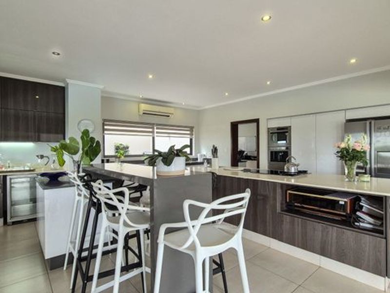 Luxurious 5-Bedroom Home in Simbithi Eco Estate, Ballito - Photo 10