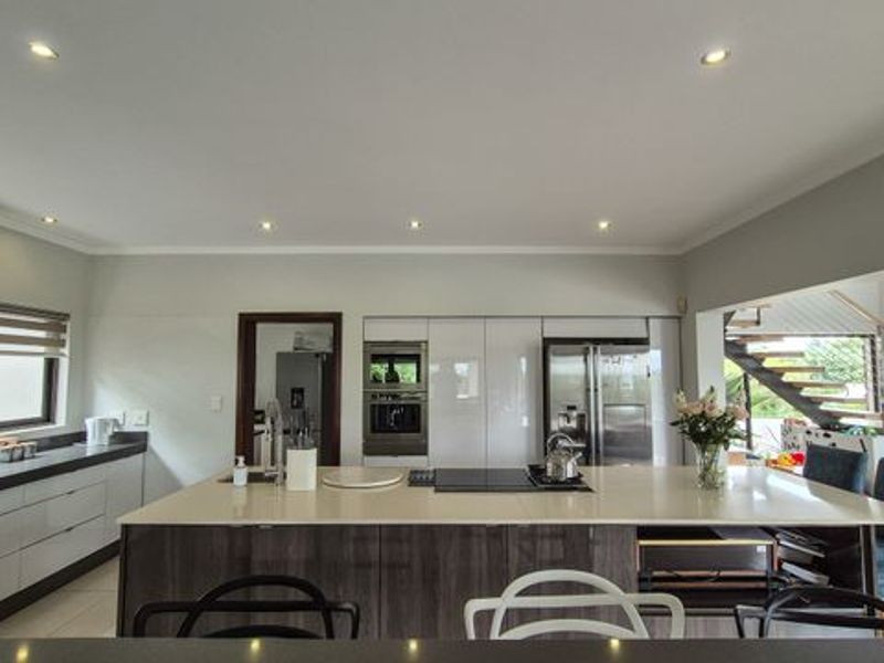 Luxurious 5-Bedroom Home in Simbithi Eco Estate, Ballito - Photo 7