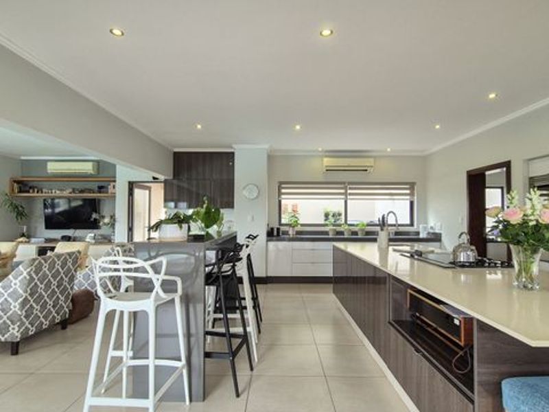 Luxurious 5-Bedroom Home in Simbithi Eco Estate, Ballito - Photo 6