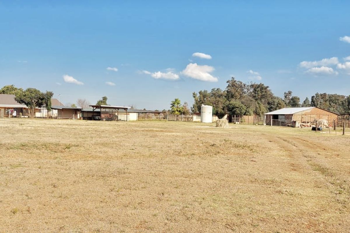 Enjoy the tranquillity of country living while still being close to town conveniences. - Photo 5