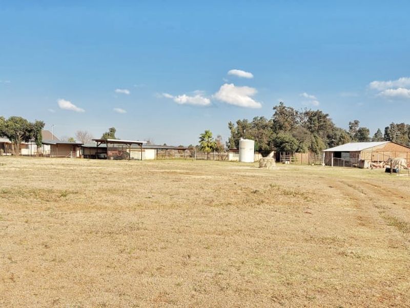 Enjoy the tranquillity of country living while still being close to town conveniences. - Photo 5