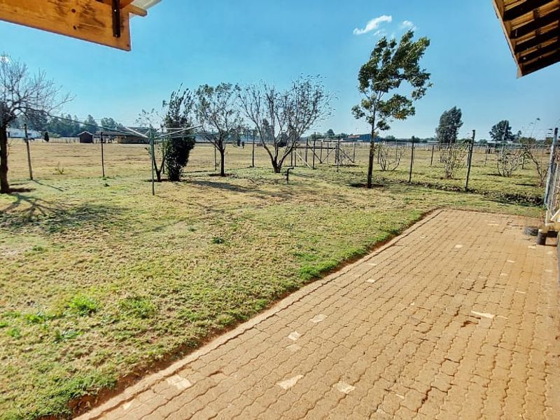 Enjoy the tranquillity of country living while still being close to town conveniences. - Photo 10