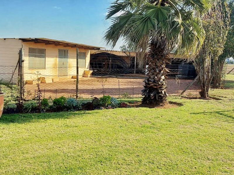 Enjoy the tranquillity of country living while still being close to town conveniences. - Photo 9