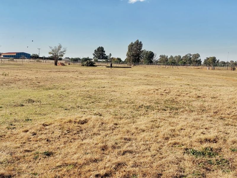 Enjoy the tranquillity of country living while still being close to town conveniences. - Photo 8