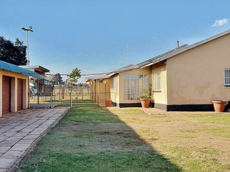 Enjoy the tranquillity of country living while still being close to town conveniences. - Photo 6