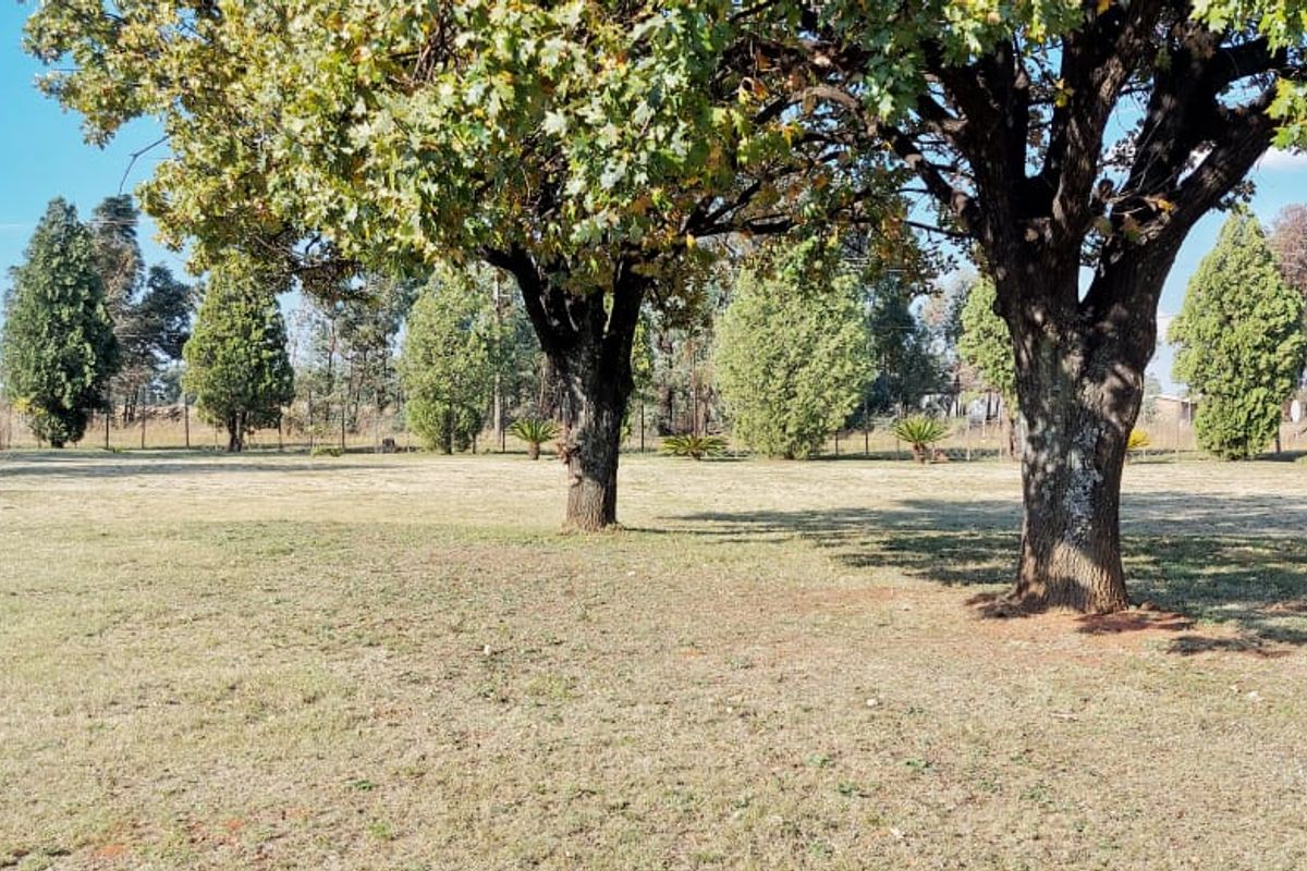 Enjoy the tranquillity of country living while still being close to town conveniences. - Photo 2