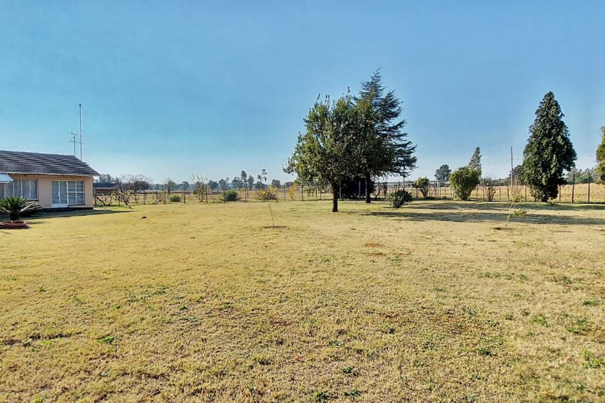 Enjoy the tranquillity of country living while still being close to town conveniences. - Photo 3