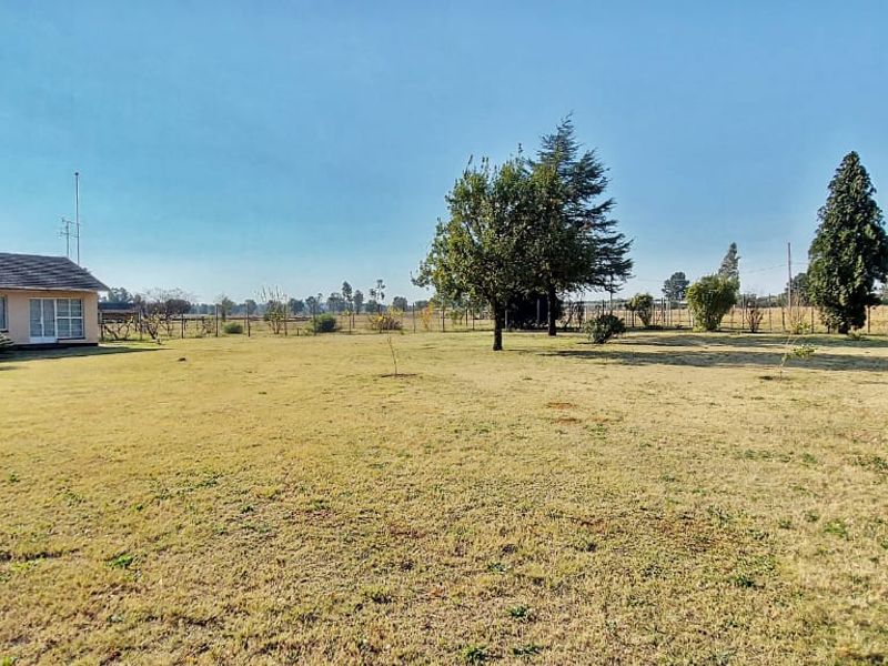 Enjoy the tranquillity of country living while still being close to town conveniences. - Photo 3