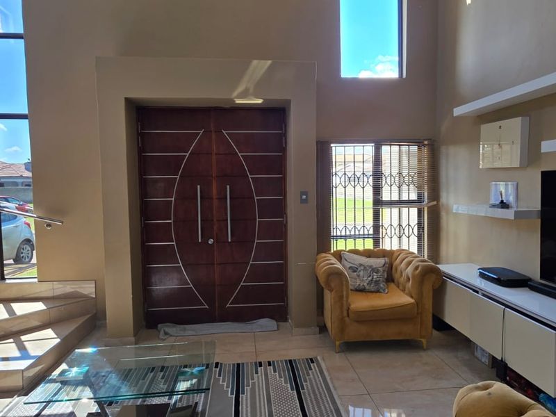 Comfort & Style Perfectly Blended in Secure Estate Living - Photo 8