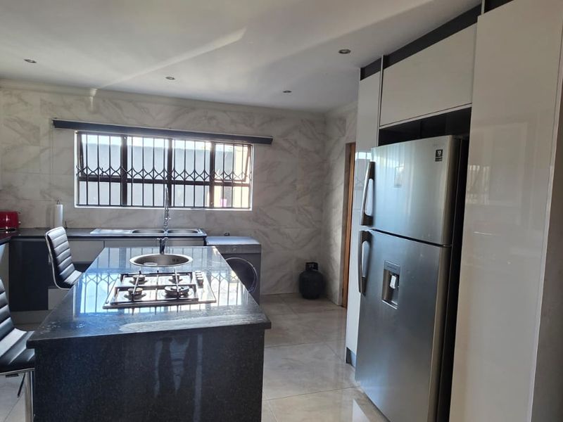 Comfort & Style Perfectly Blended in Secure Estate Living - Photo 7