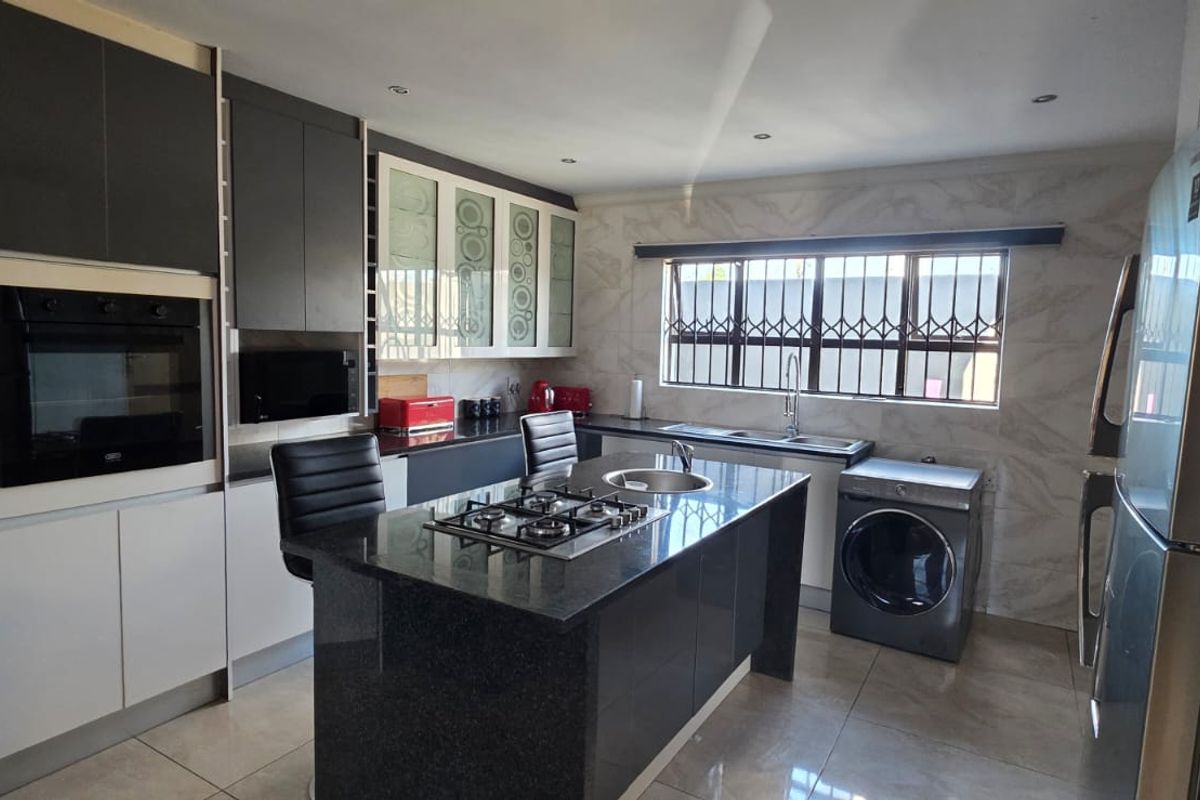 Comfort & Style Perfectly Blended in Secure Estate Living - Photo 5