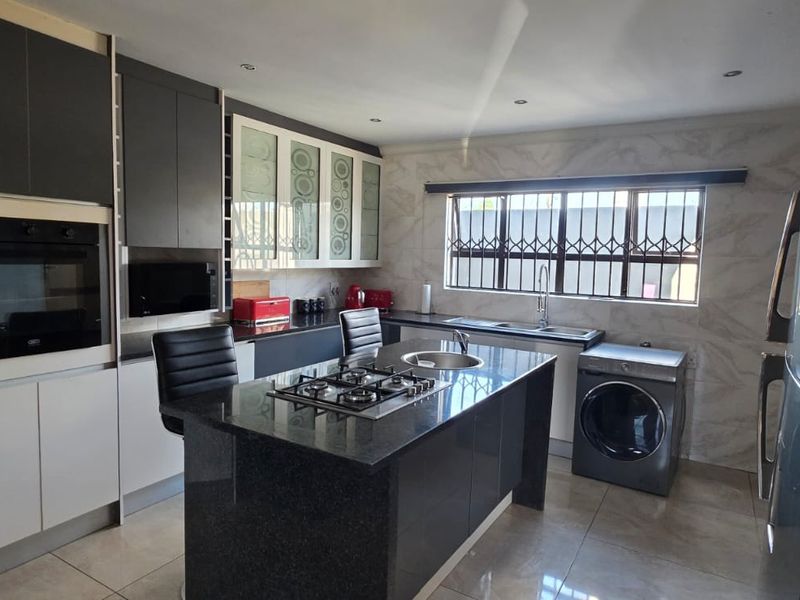 Comfort & Style Perfectly Blended in Secure Estate Living - Photo 5