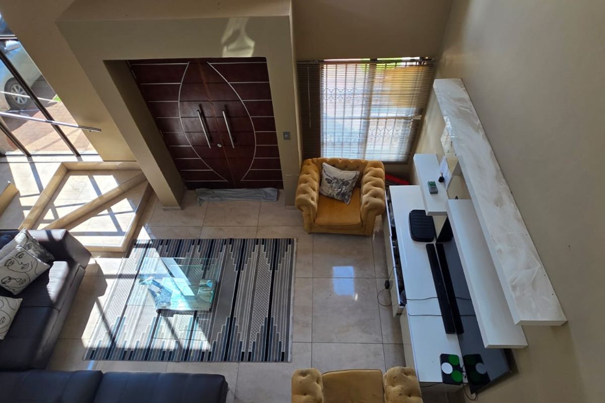 Comfort & Style Perfectly Blended in Secure Estate Living - Photo 4