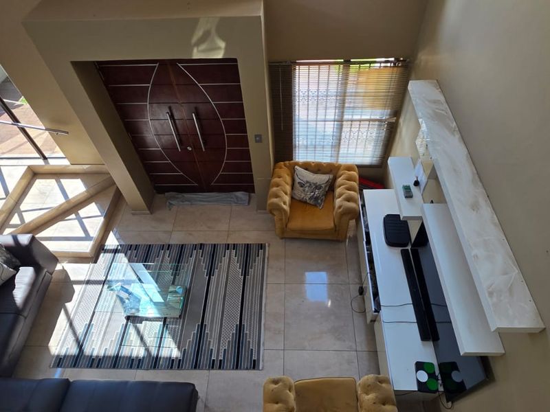 Comfort & Style Perfectly Blended in Secure Estate Living - Photo 4