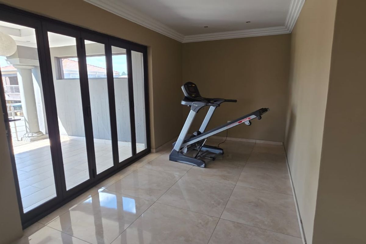 Comfort & Style Perfectly Blended in Secure Estate Living - Photo 3