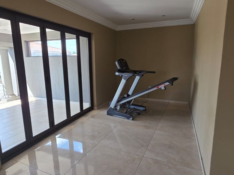 Comfort & Style Perfectly Blended in Secure Estate Living - Photo 3